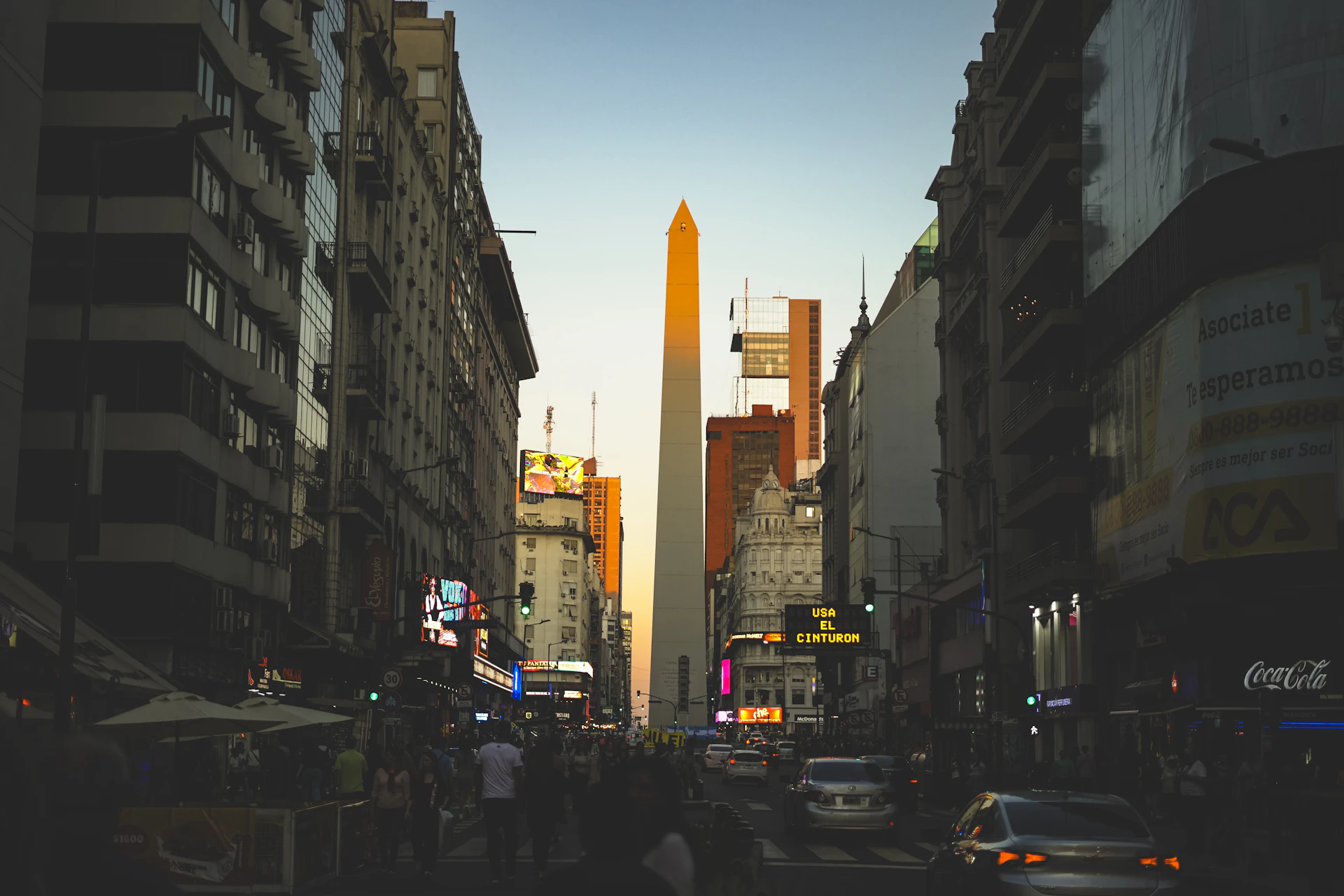 El Obelisco sobre la avenida Corrientes en Buenos Aires