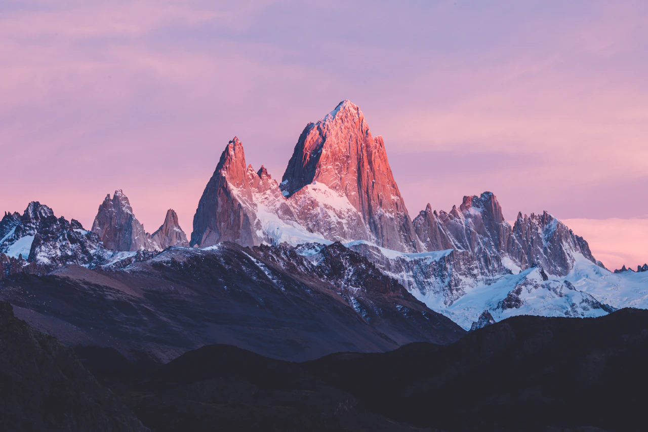 El monte Fitz Roy teñido de rosa al amanecer en la Patagonia