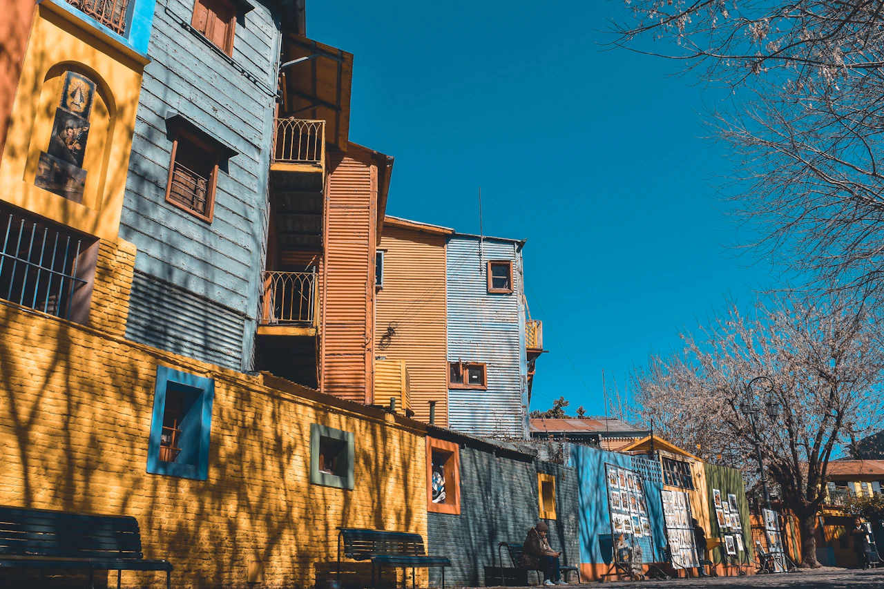 Casas de colores vivos a lo largo de Caminito, en La Boca, Buenos Aires