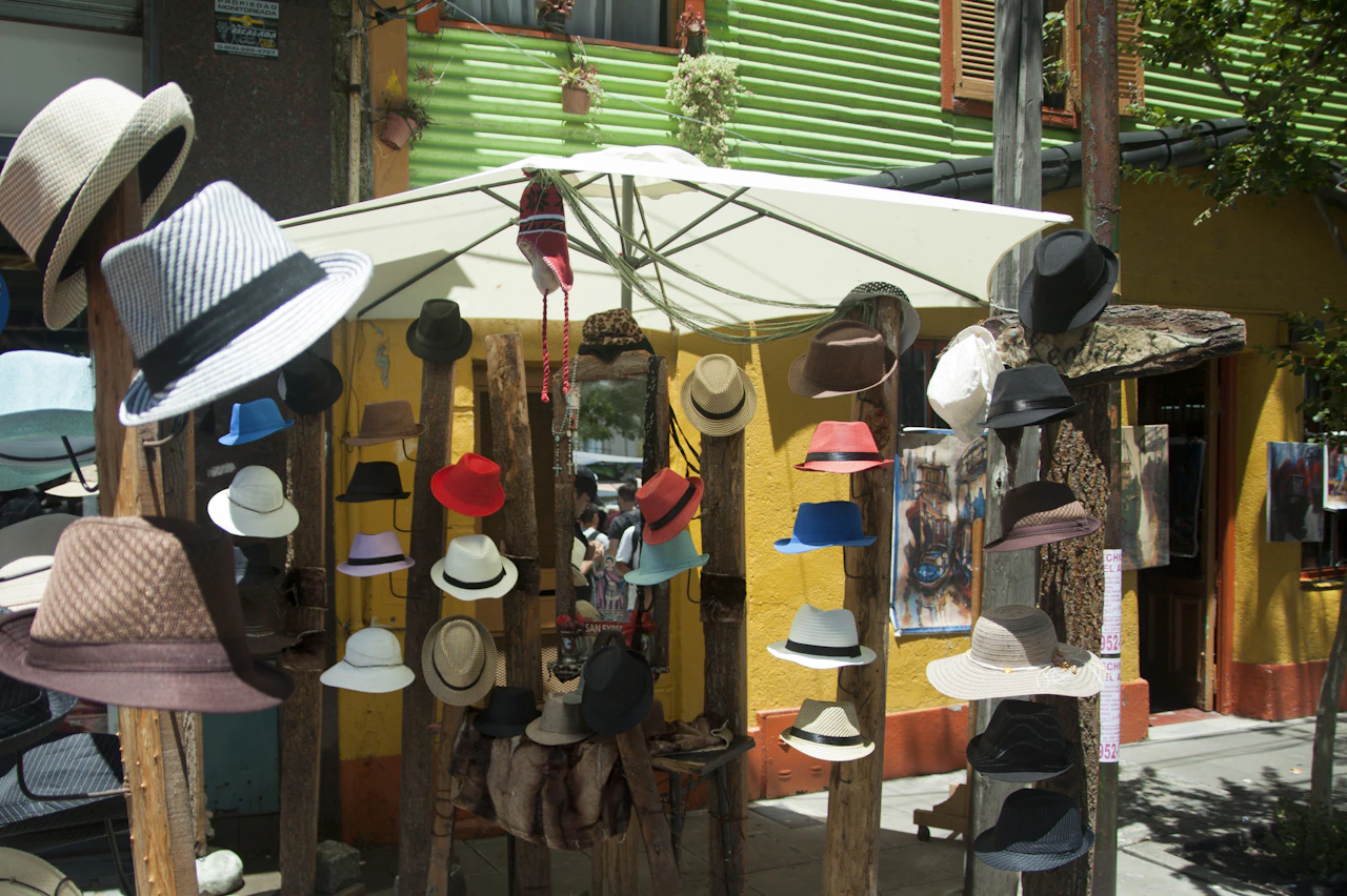 Sombreros de colores expuestos en un puesto callejero de La Boca, Buenos Aires