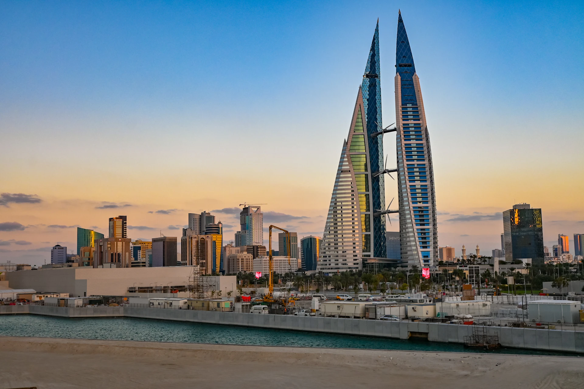 Lo skyline di Manama e il Bahrain World Trade Center al tramonto