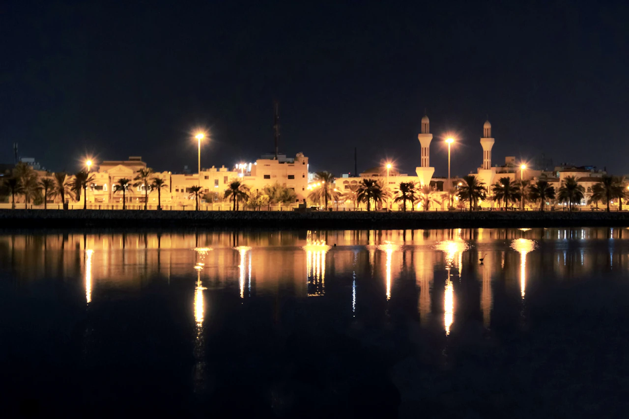 Le luci di Muharraq riflesse nell'acqua di notte