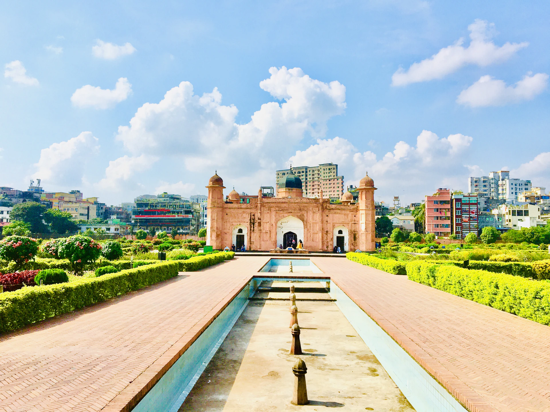 Le fort Lalbagh, d'époque moghole, à Dacca, avec des jardins au premier plan