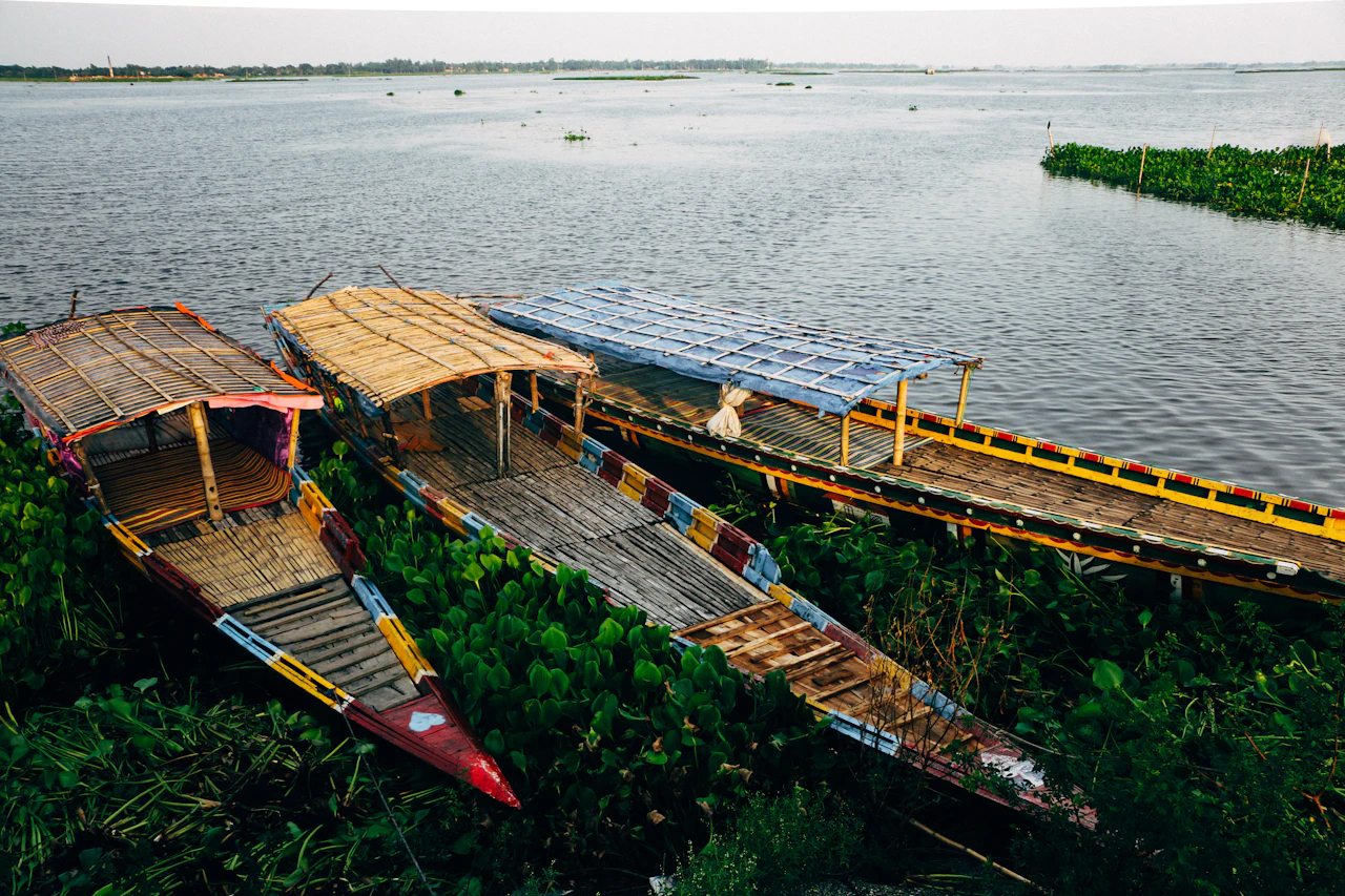 Bateaux en bois amarrés sur une rivière à Naogaon