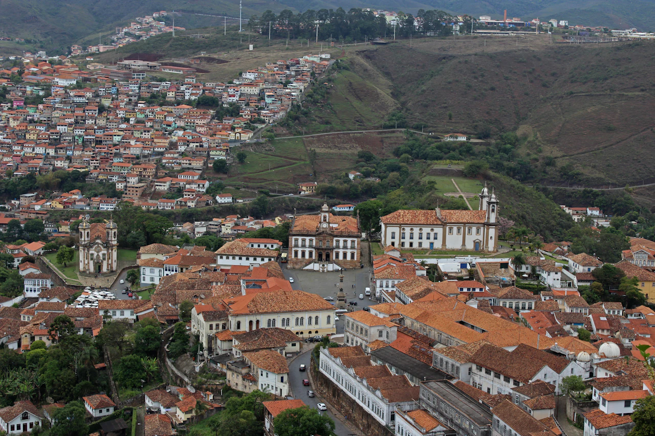 Tetti coloniali e chiese di Ouro Preto tra colline verdi