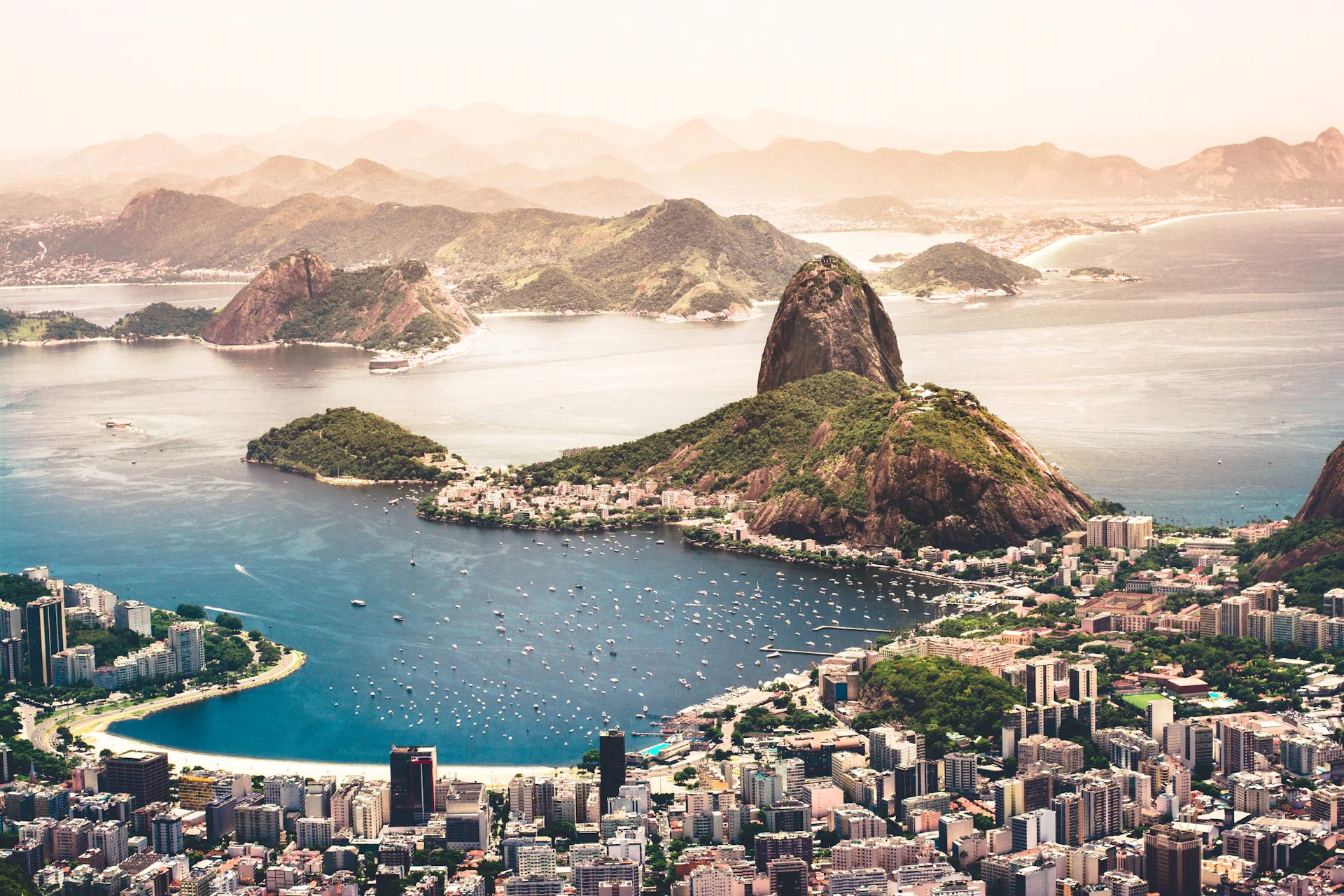 Il Pan di Zucchero e la baia al tramonto, visti dall'alto di Rio de Janeiro
