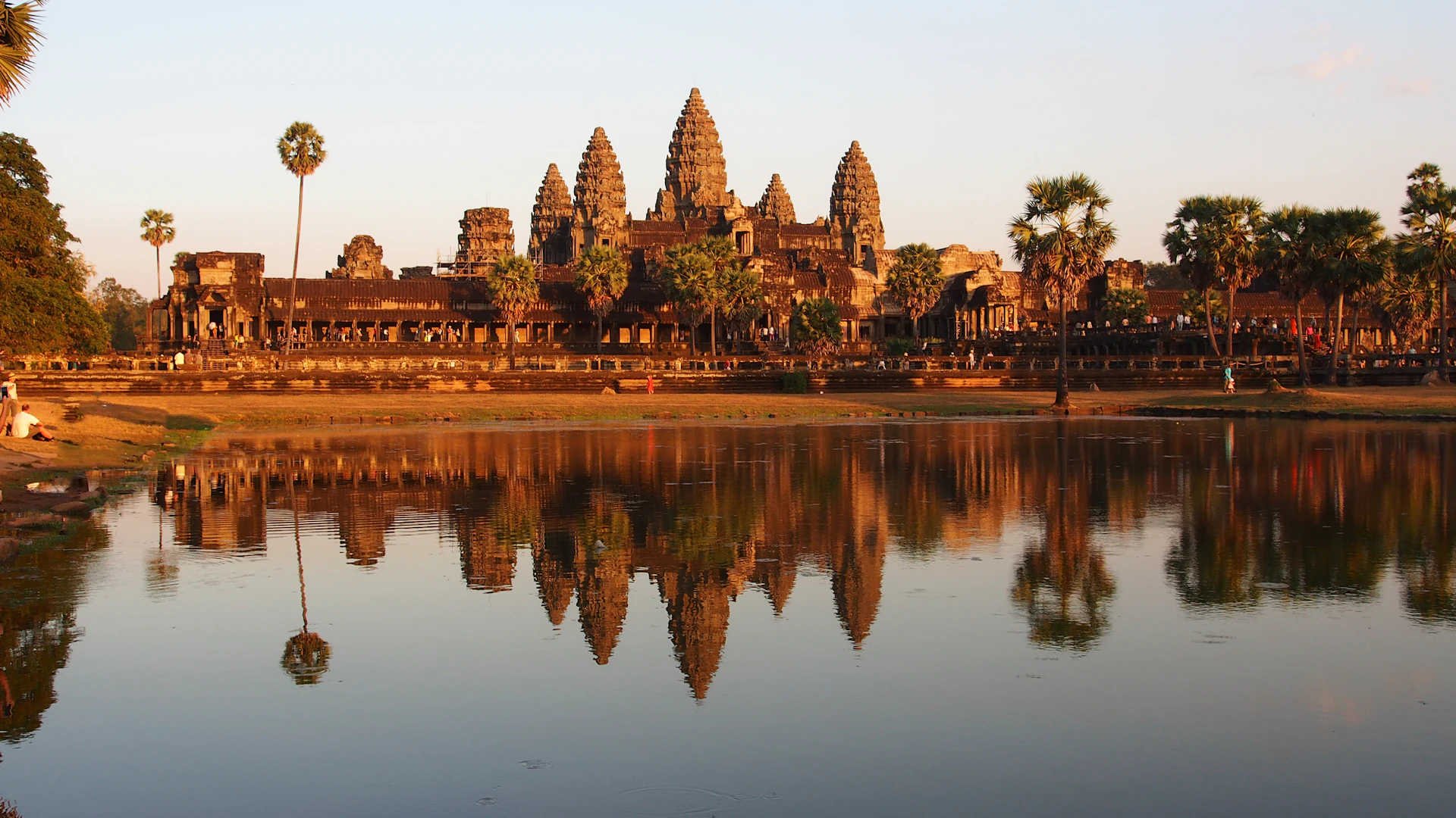 Angkor Wat reflejado en un estanque al amanecer