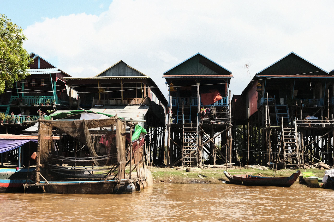 Casas de madera sobre altos pilotes junto al agua en Camboya
