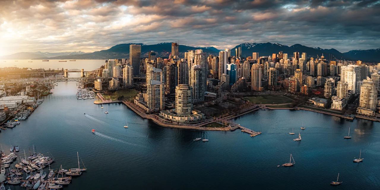 أفق فانكوفر ينعكس على False Creek