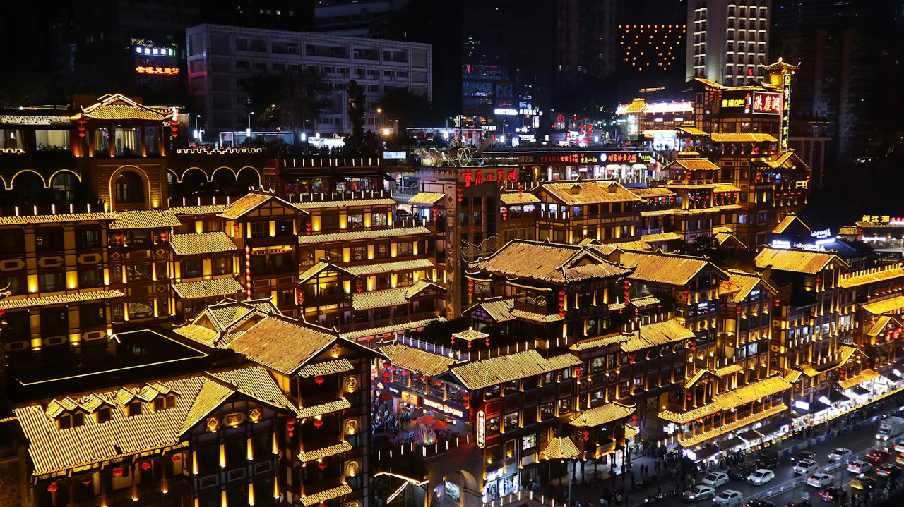 Le torri sul fiume di Chongqing illuminate di notte