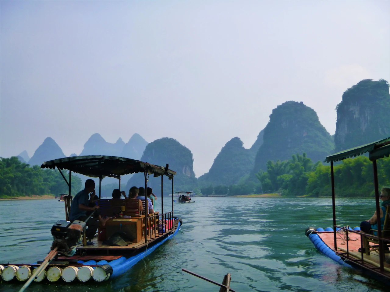 Barche sul fiume Li tra picchi carsici vicino a Guilin