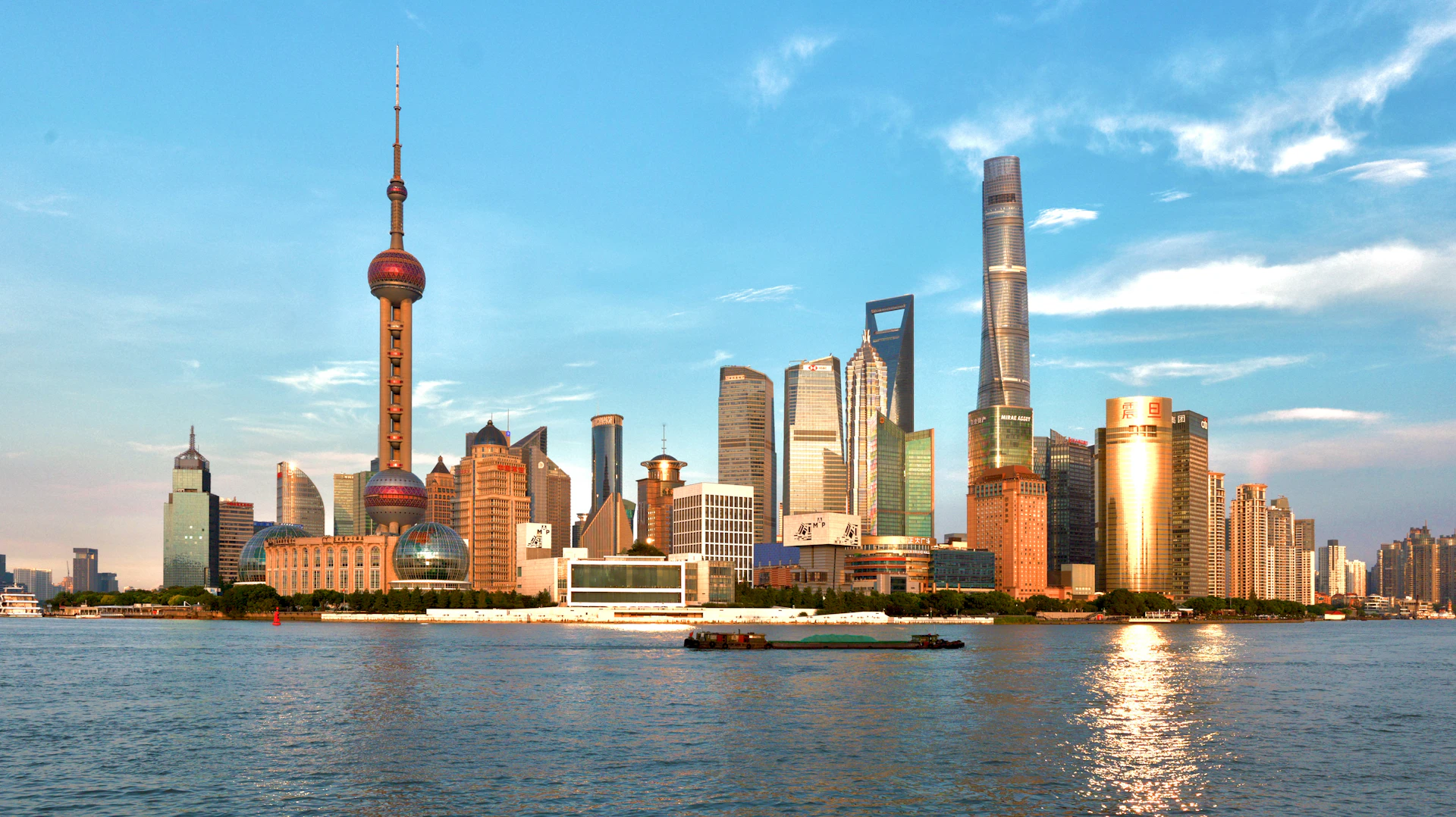 Lo skyline di Lujiazui oltre il fiume Huangpu, visto dal Bund di Shanghai