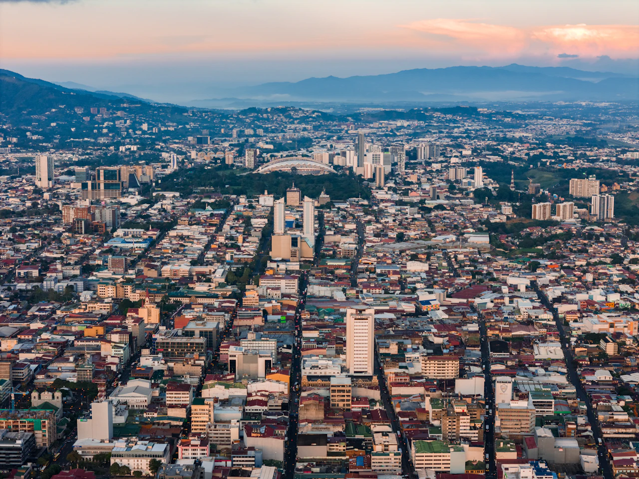 San José vista dall'alto, con montagne all'orizzonte