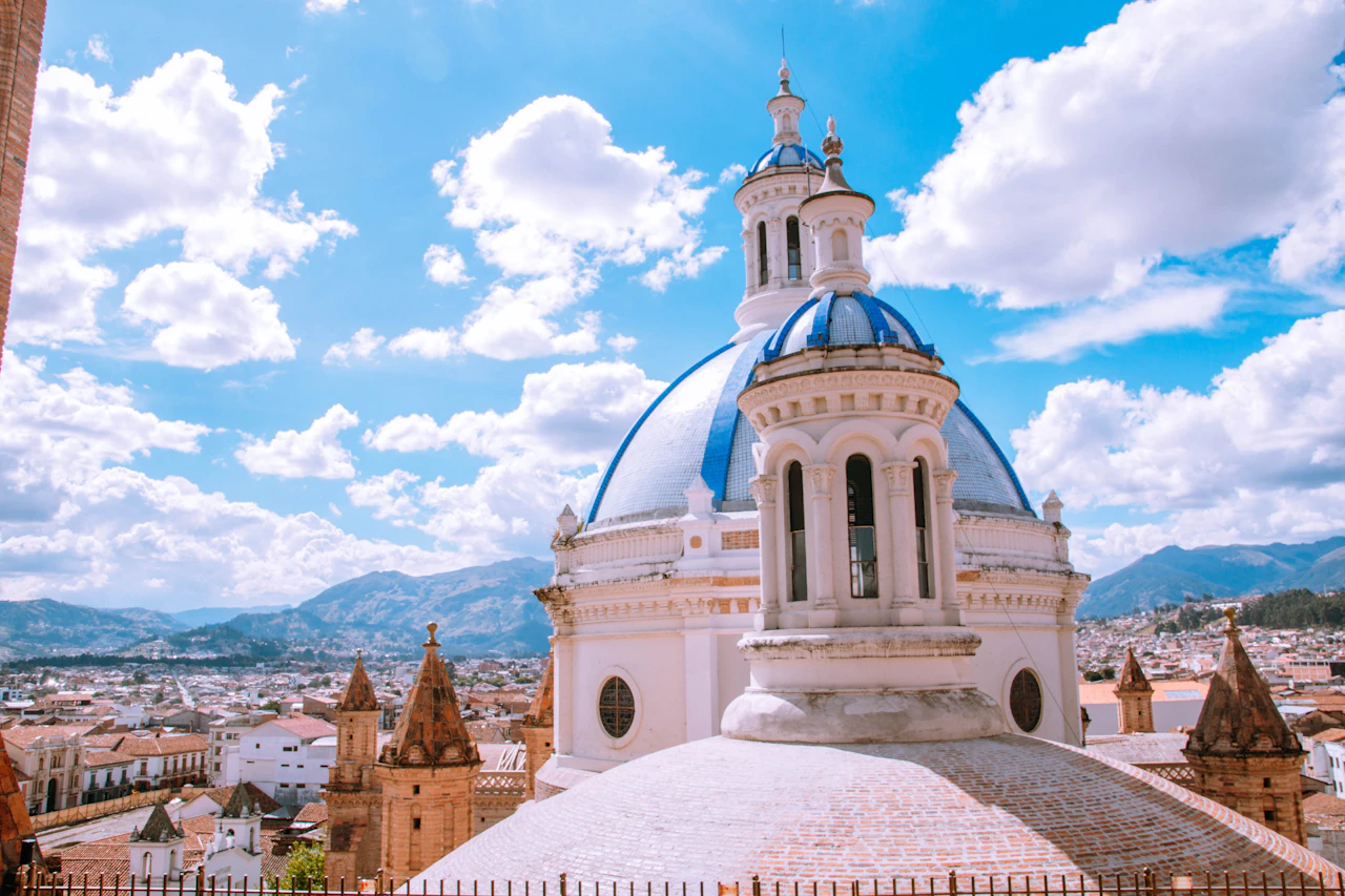 Die blau gekachelten Kuppeln der Kathedrale von Cuenca