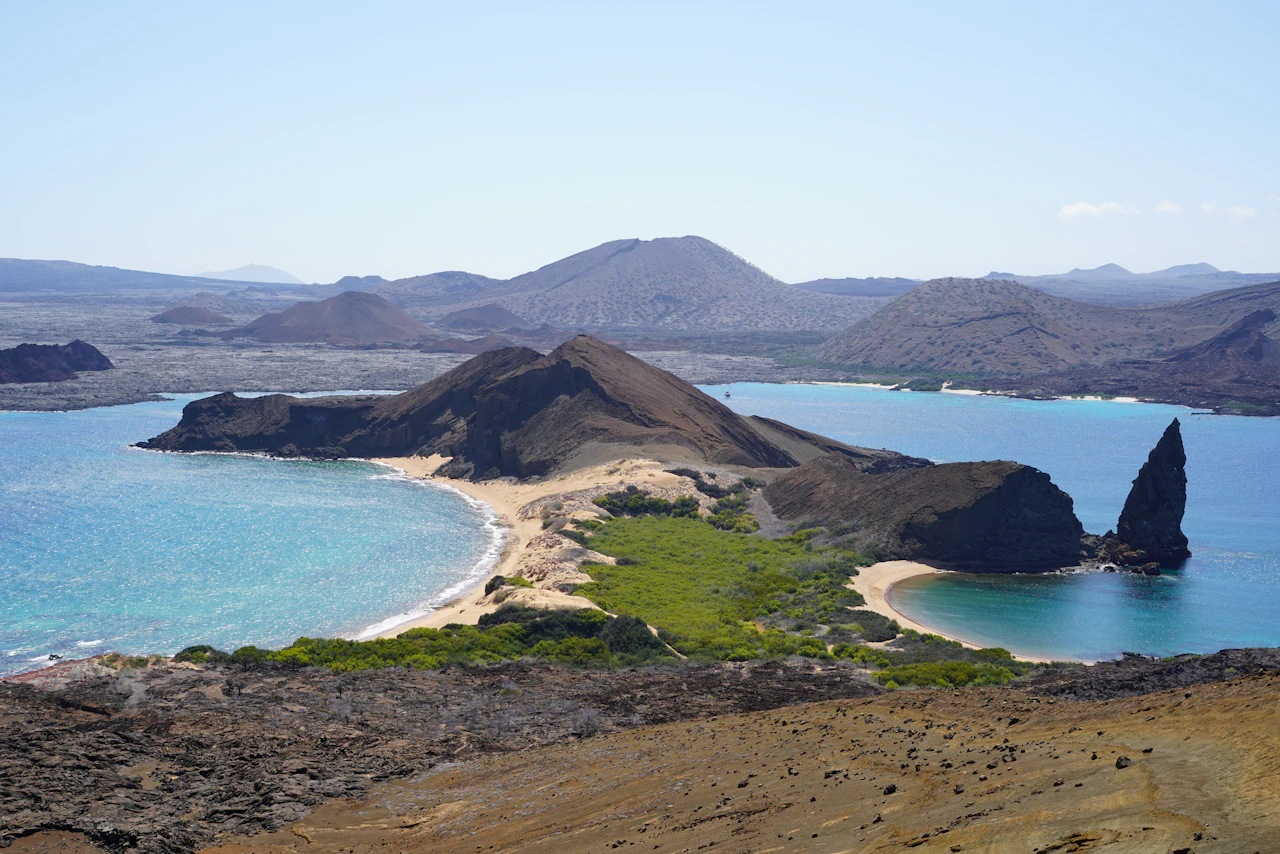 Buchten und vulkanische Inselchen der Galápagos-Inseln von oben