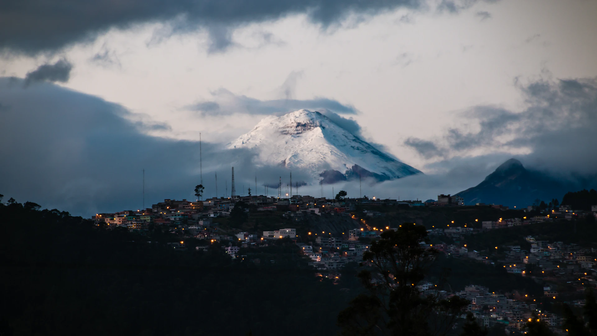 Quito im Morgengrauen mit dem schneebedeckten Vulkan Cotopaxi am Horizont