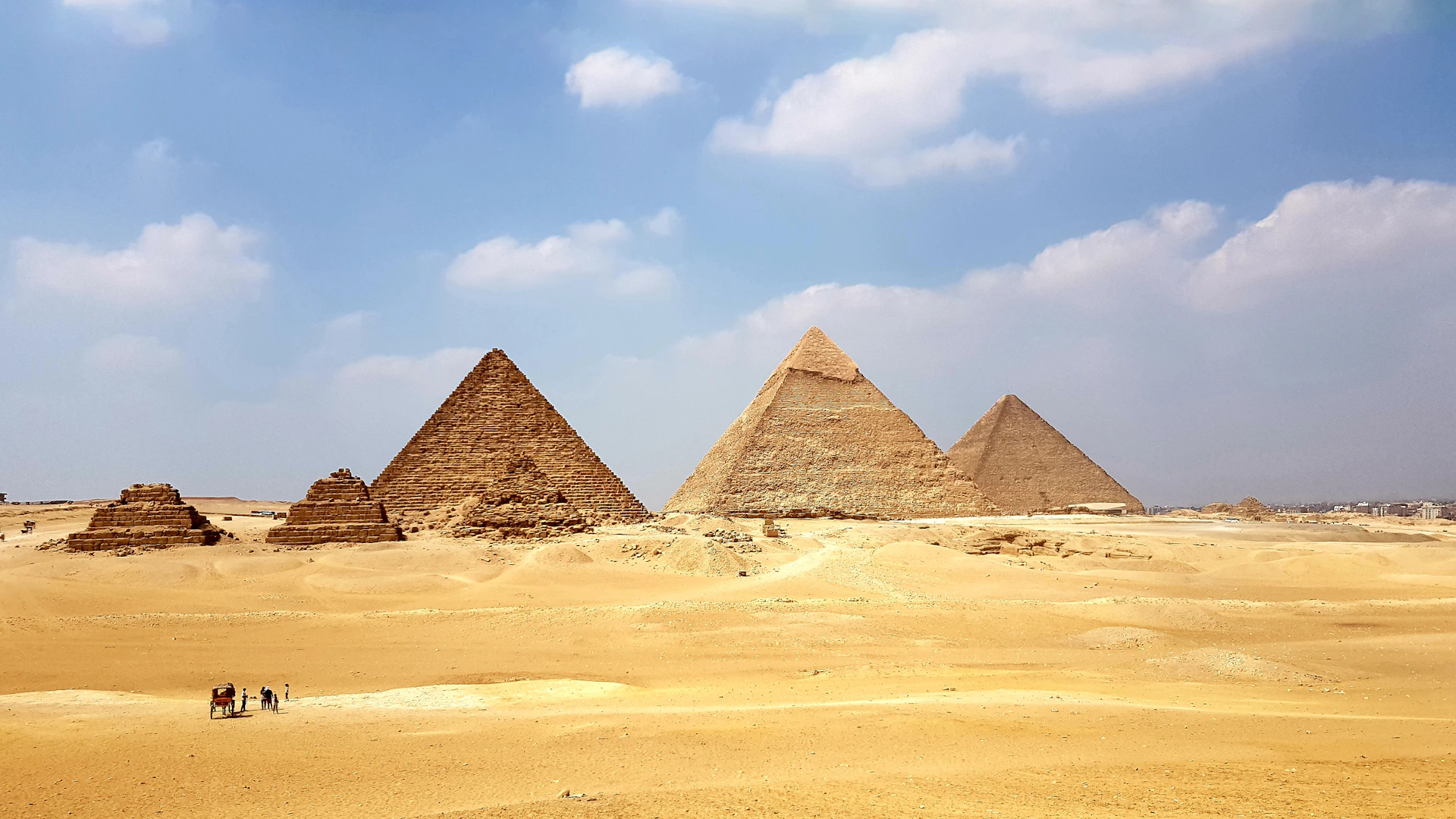 Les pyramides de Gizeh dans le désert aux portes du Caire