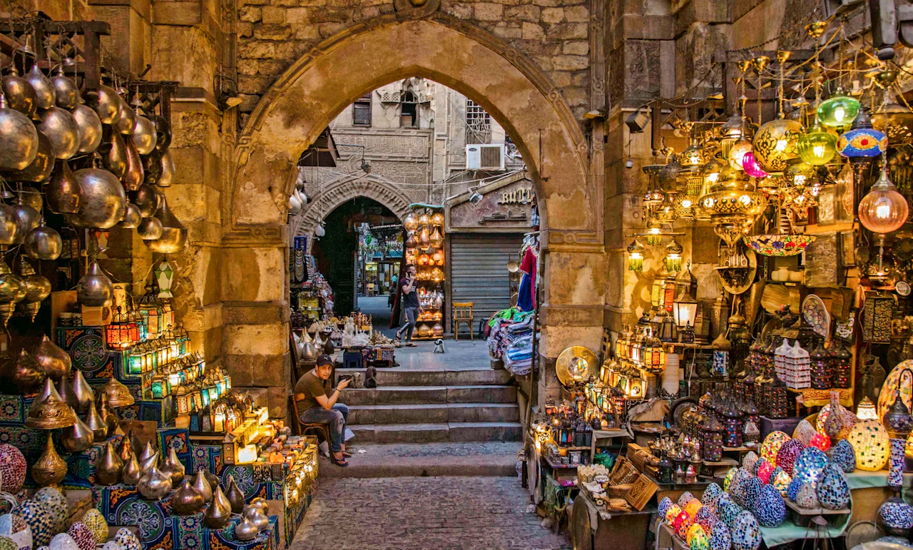 Lanternes et devantures dans une ruelle du bazar Khan el-Khalili
