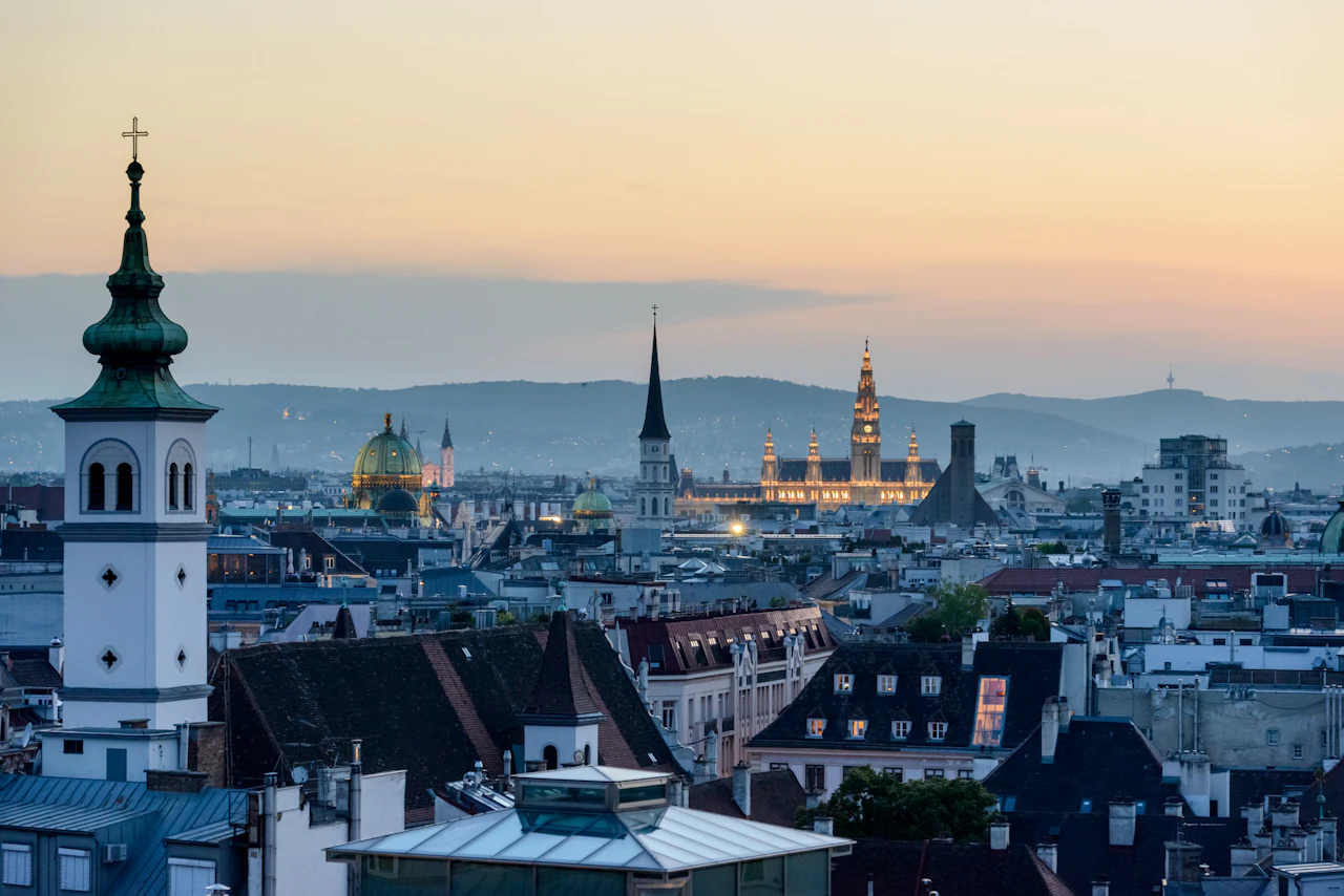 Tetti e campanili di Vienna al tramonto