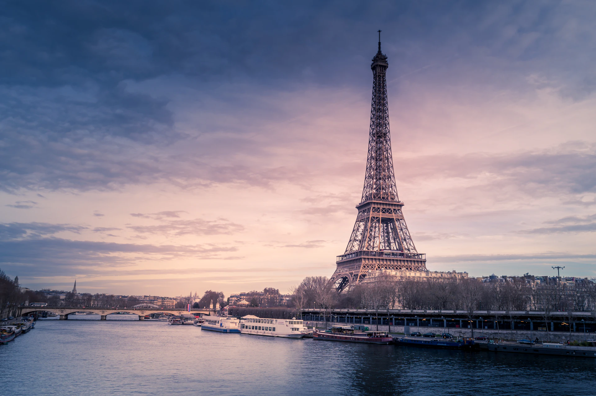 La Torre Eiffel sobre los tejados de París