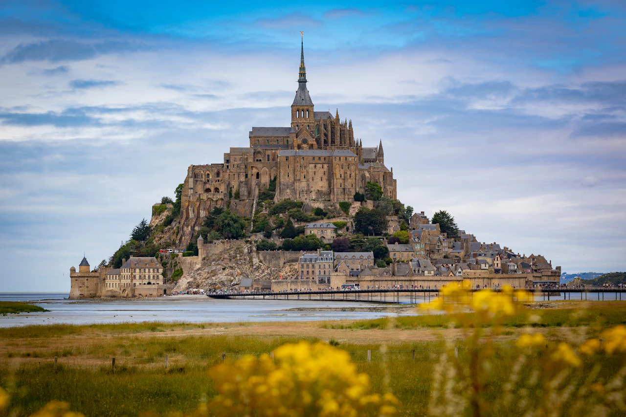 El Mont-Saint-Michel alzándose sobre las llanuras de marea