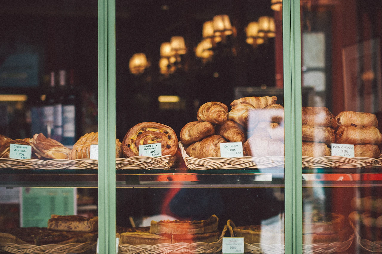 Cruasanes y bollería en el escaparate de una panadería de París