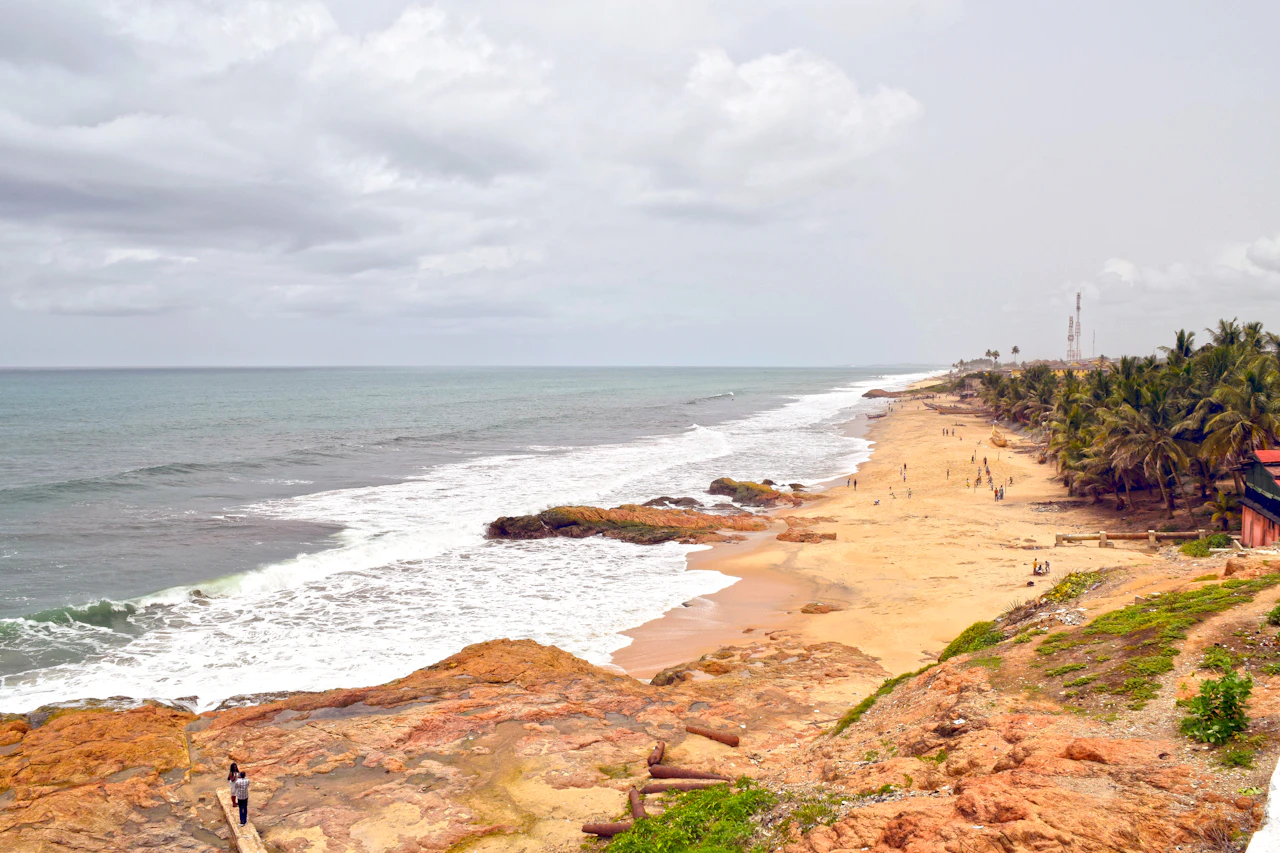 Vagues sur la plage au pied du château de Cape Coast