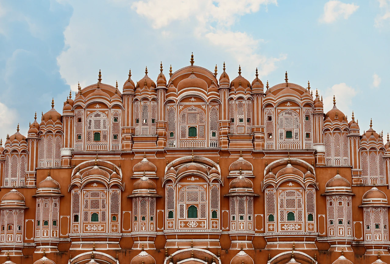Die rosa Sandsteinfassade des Hawa Mahal in Jaipur
