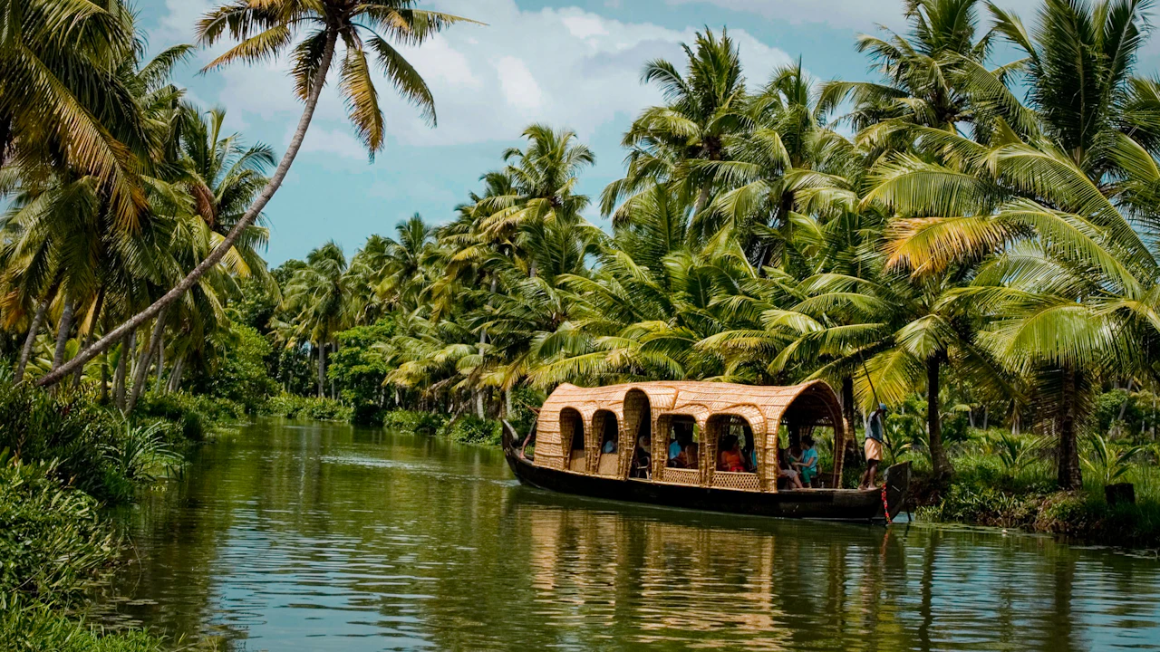Ein Hausboot auf den palmengesäumten Backwaters von Kerala
