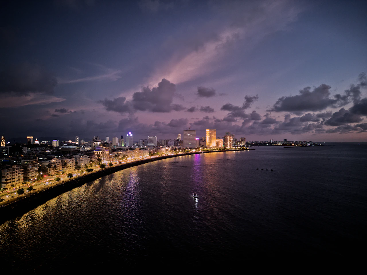 Der Bogen des Marine Drive in Mumbai in der Abenddämmerung
