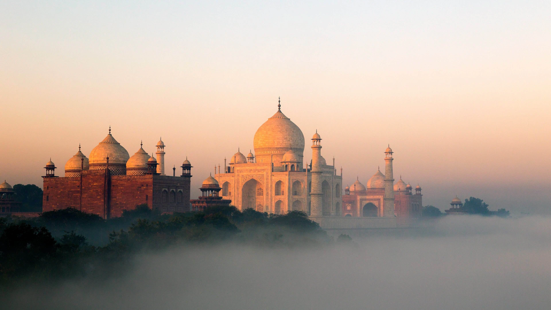 Das Taj Mahal über dem Morgennebel in Agra
