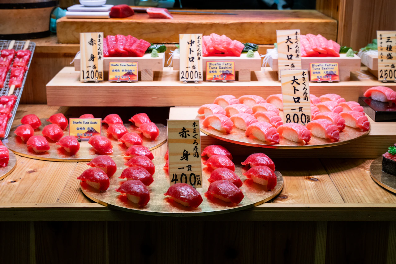 Sushis au thon soigneusement présentés avec des étiquettes de prix manuscrites sur un marché de Kyoto