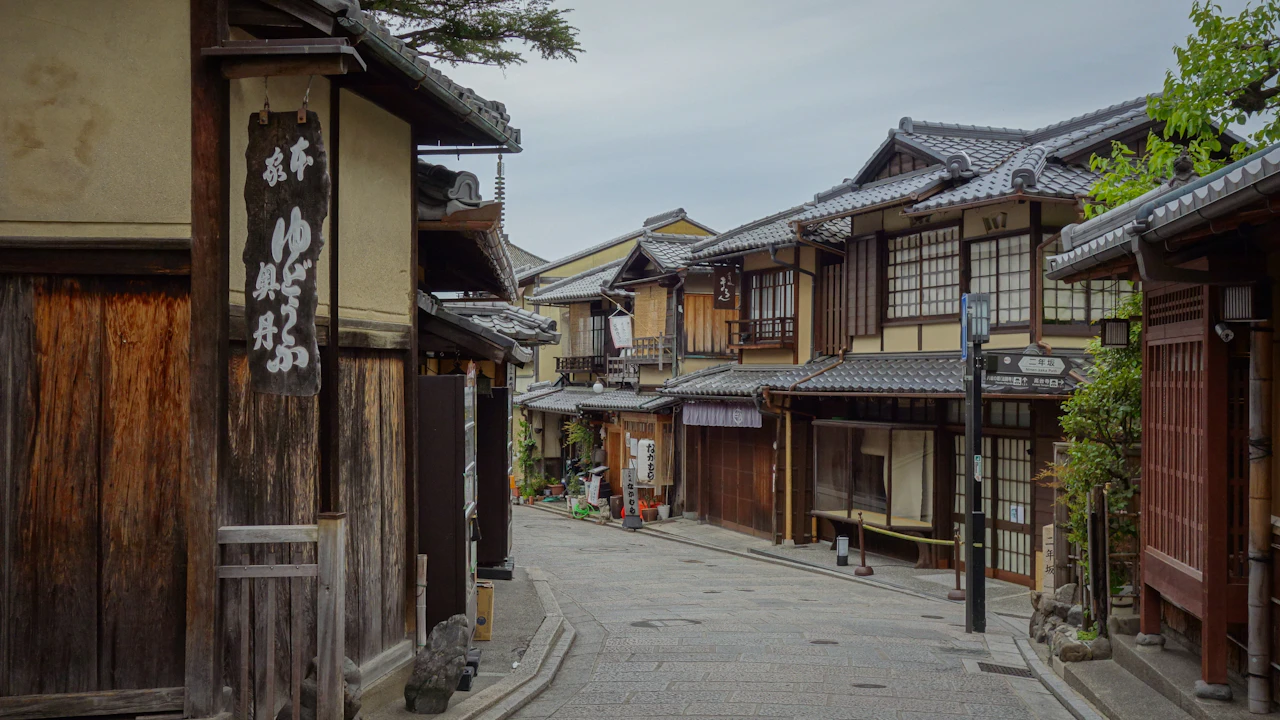 Une rue calme bordée de maisons traditionnelles en bois à Kyoto