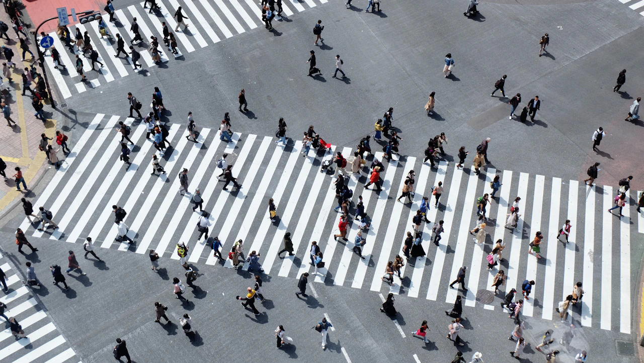 La foule traversant le carrefour de Shibuya à Tokyo, vue d'en haut