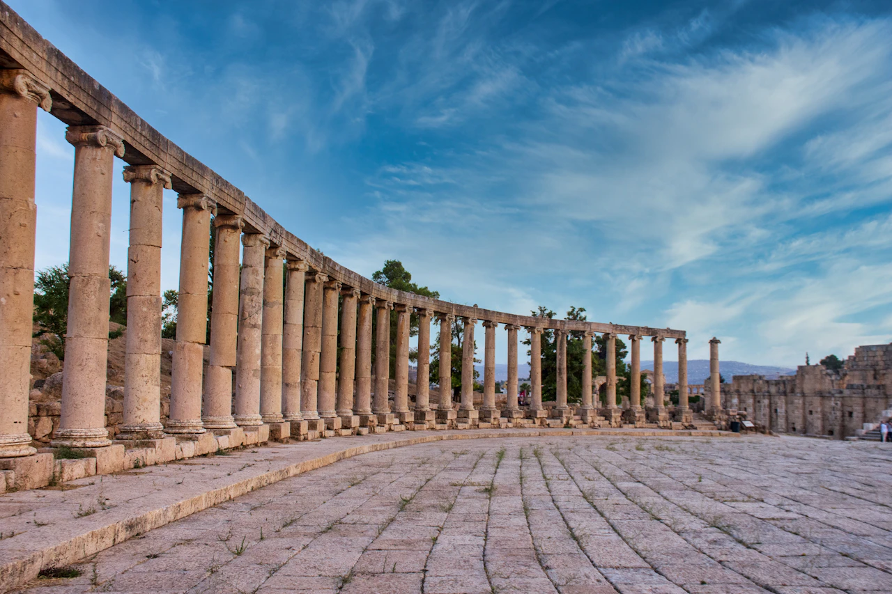 La piazza ovale colonnata della città romana di Jerash