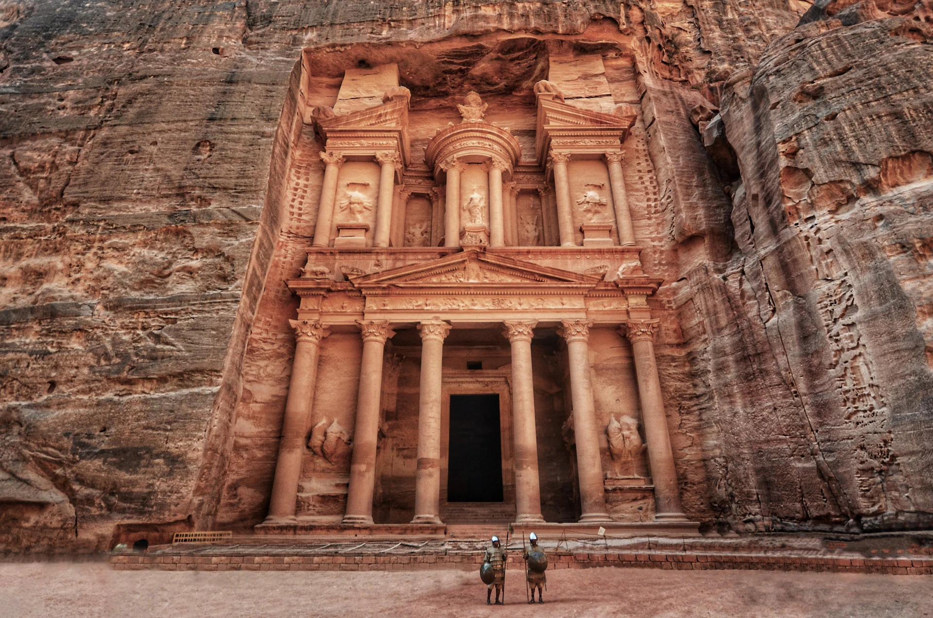 Il Tesoro scolpito nella roccia rosa di Petra