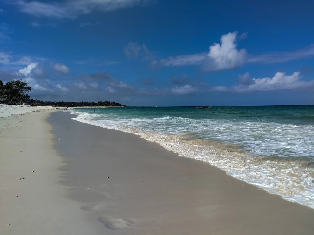 Weißer Sand und türkisfarbenes Wasser am Diani Beach an Kenias Südküste