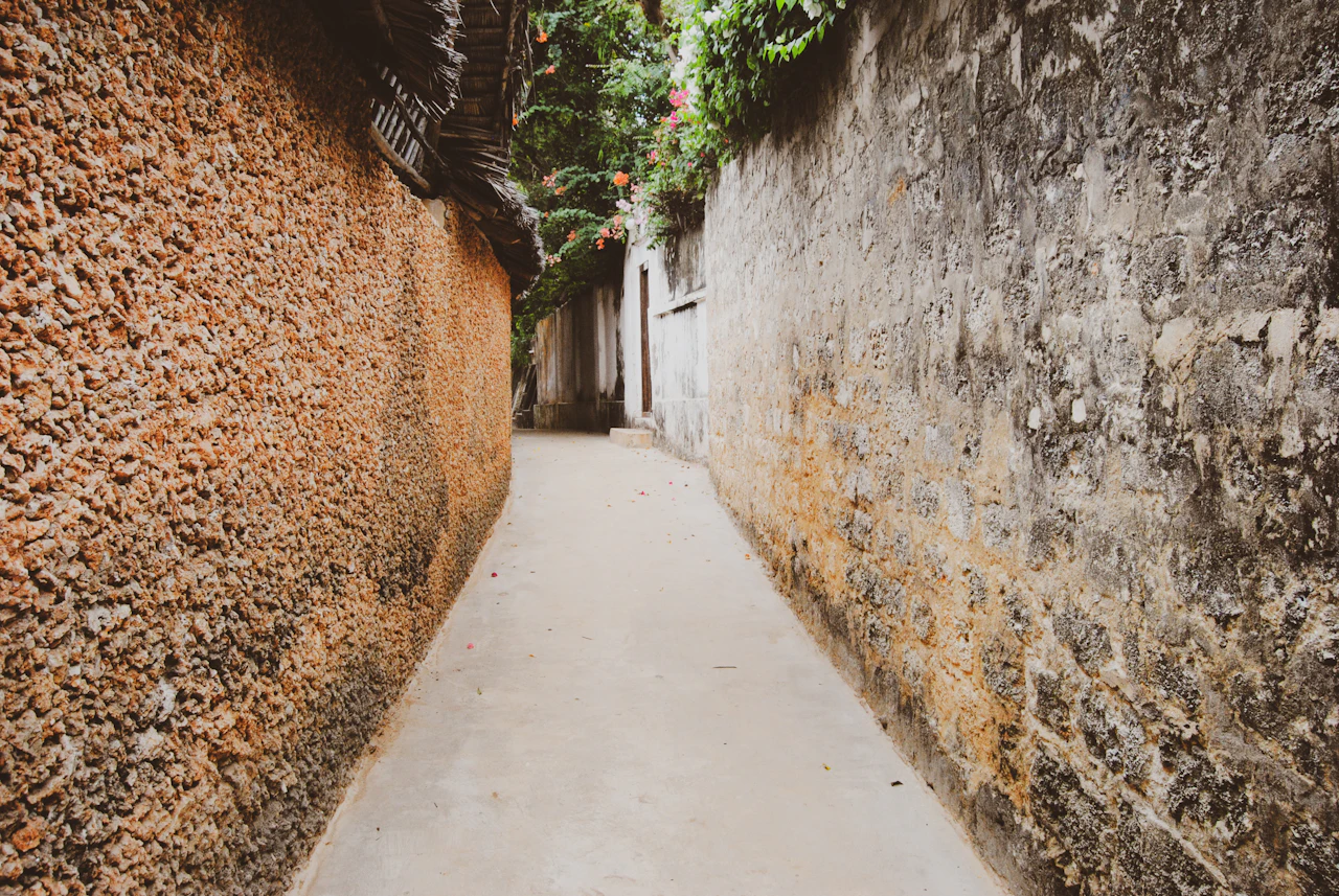 Eine schmale Steingasse in der Altstadt von Lamu