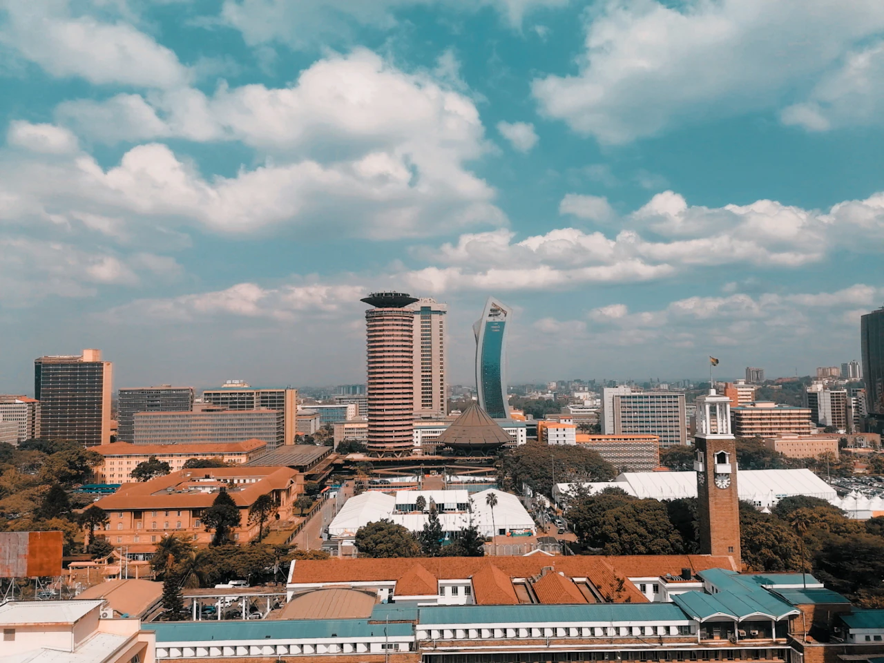 Die Skyline von Nairobi mit Hochhäusern zwischen grünen Bäumen