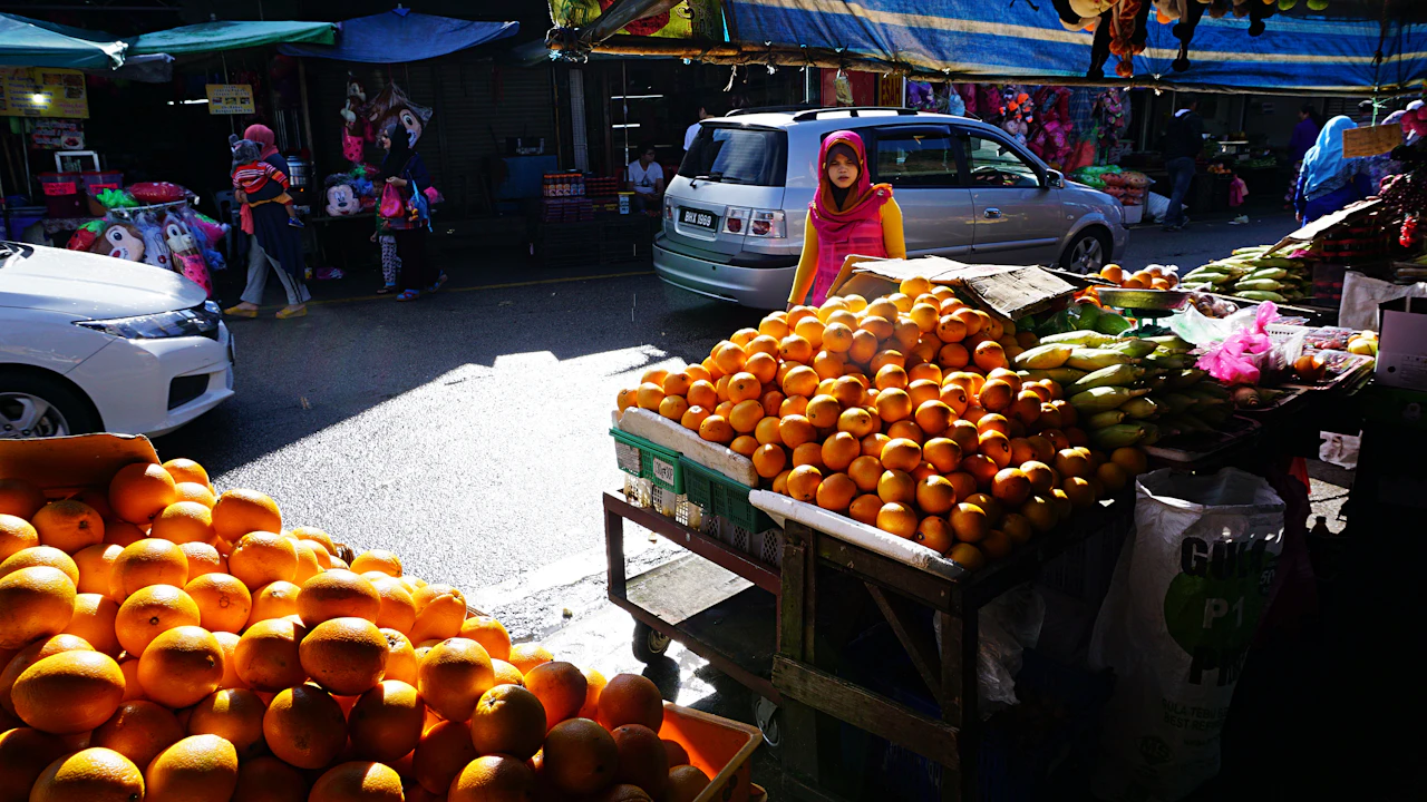 Fruta fresca amontonada en un puesto junto a la carretera en Brinchang