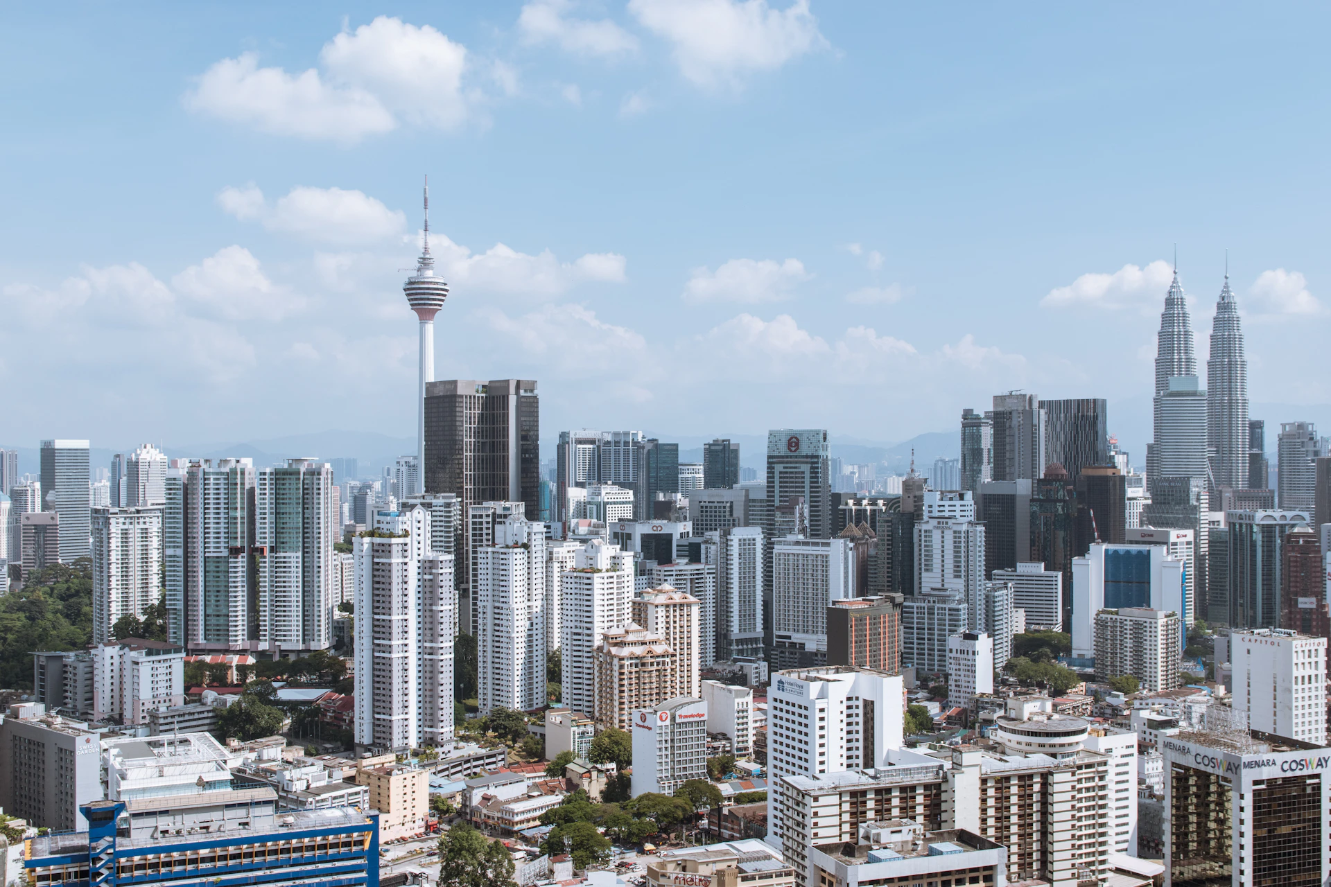 Las Torres Gemelas Petronas sobre el horizonte de Kuala Lumpur