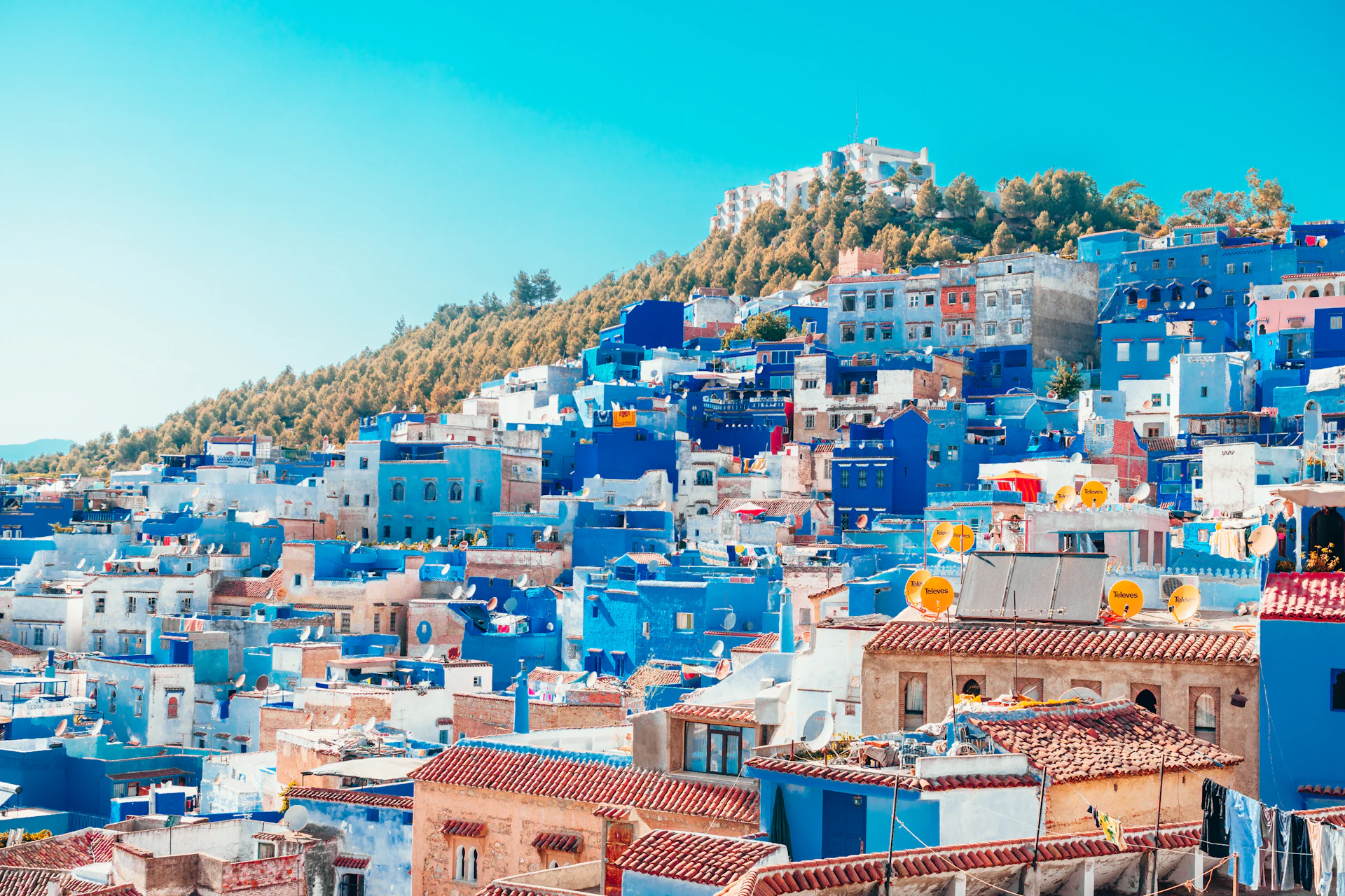 La città dipinta di blu di Chefchaouen su un pendio