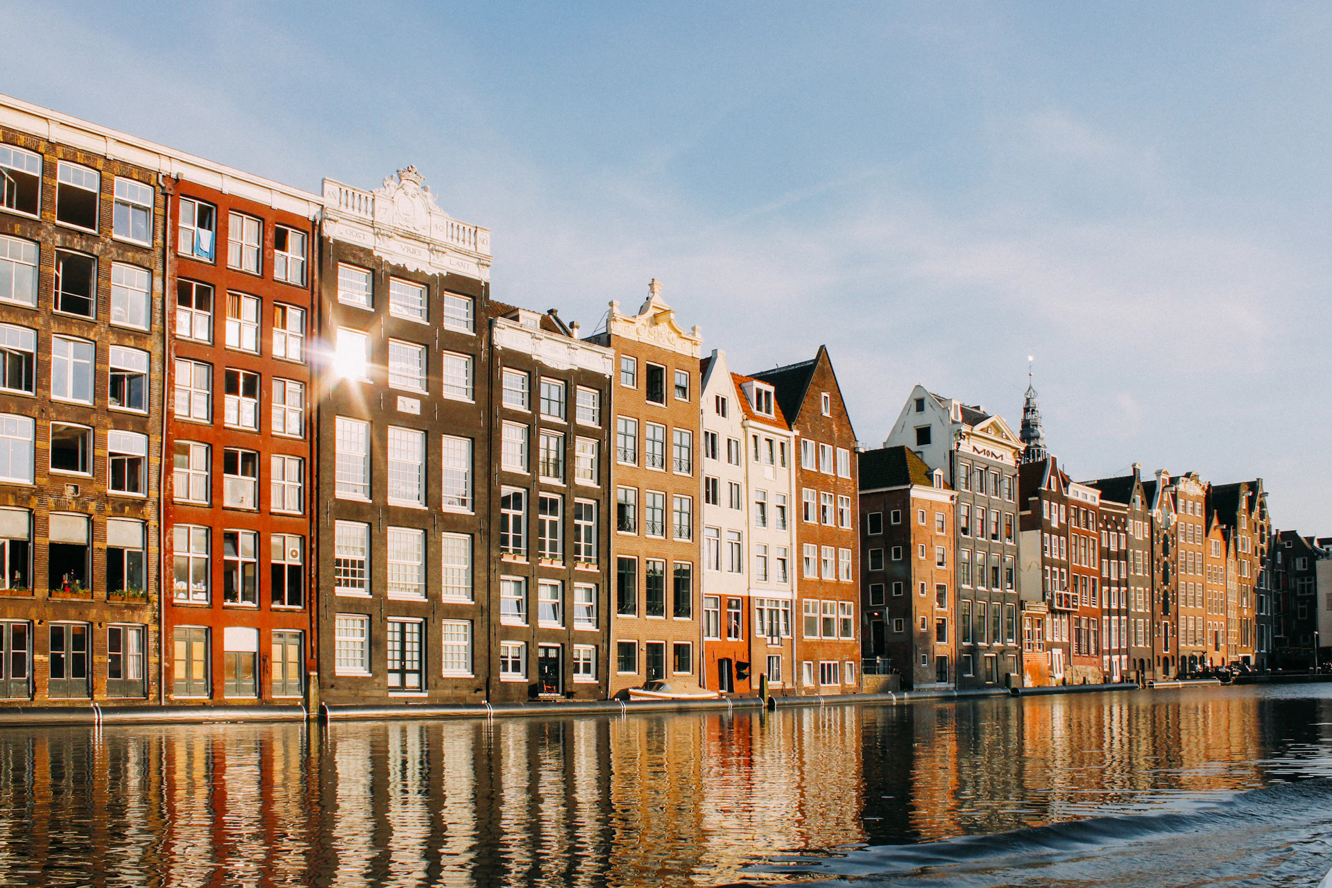 Maisons de canal se reflétant dans l'eau à Amsterdam