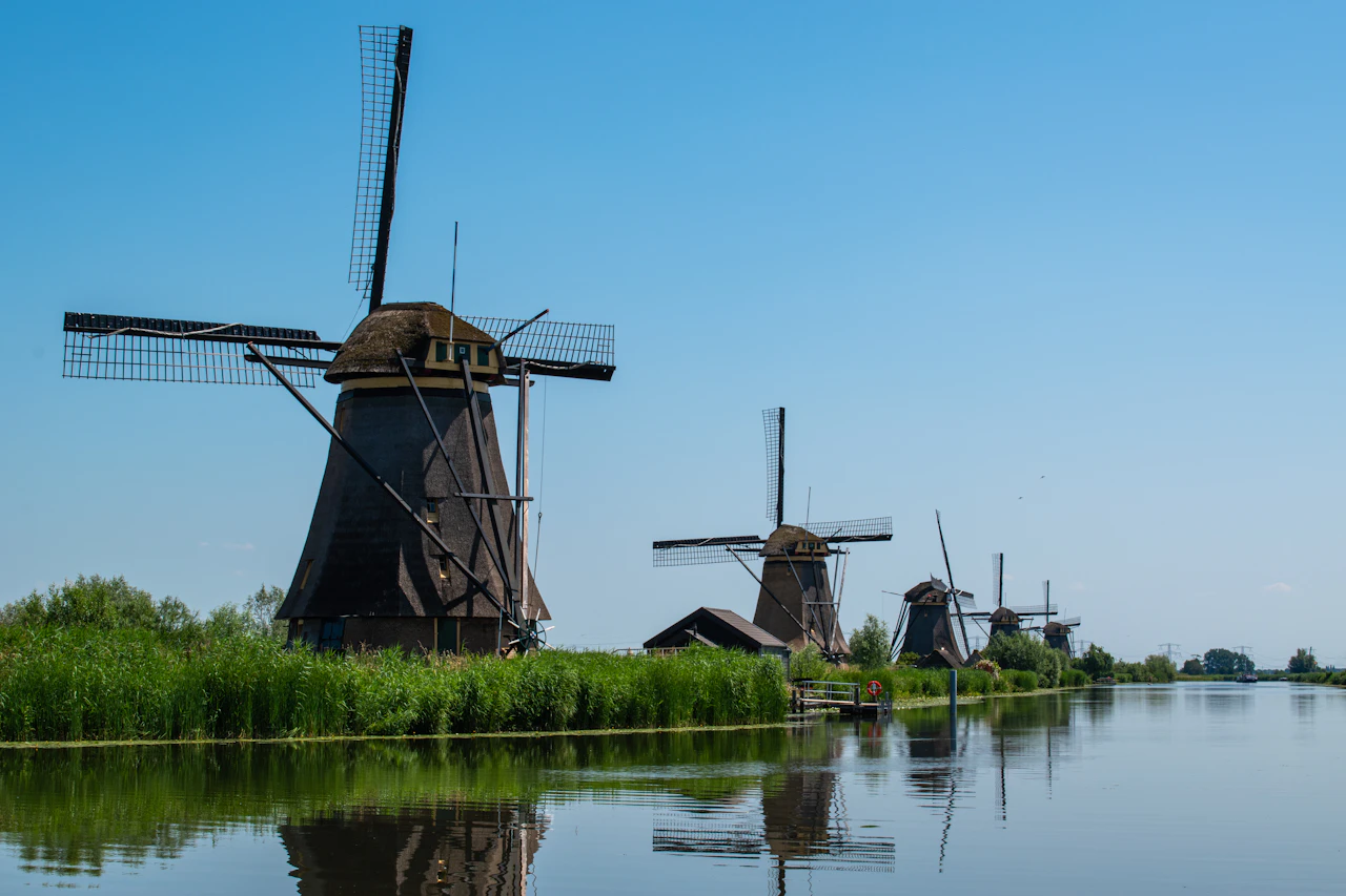 Les moulins historiques de Kinderdijk le long d'un canal