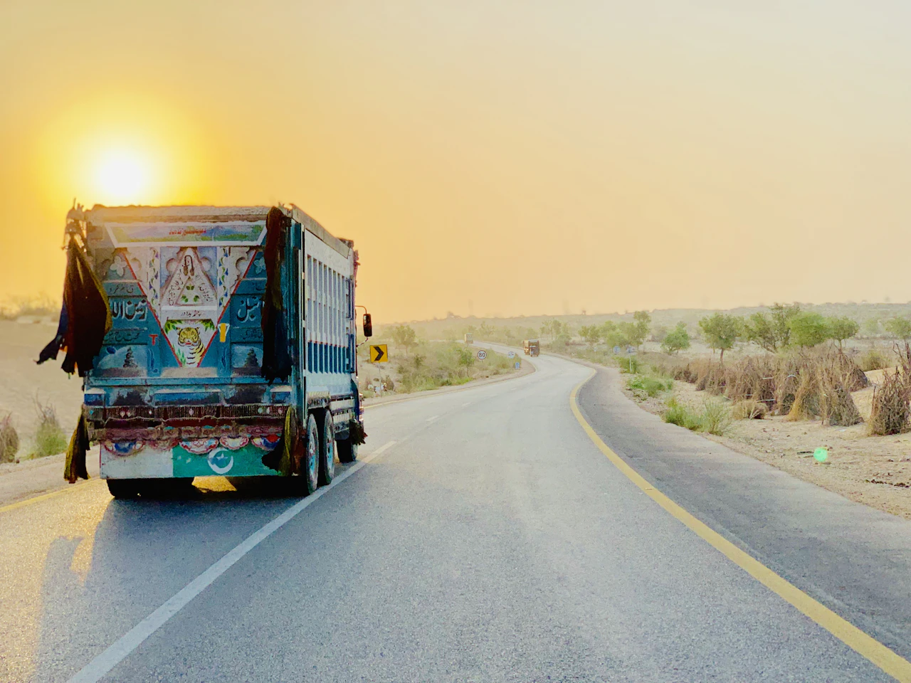 Un camion peint à la main sur une route du désert à Tharparkar, Sindh