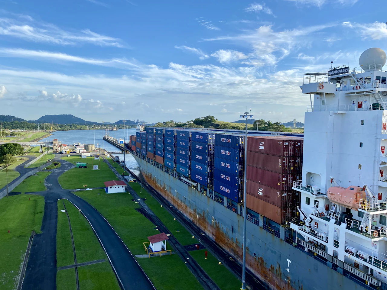Una nave cargo che attraversa le chiuse di Miraflores