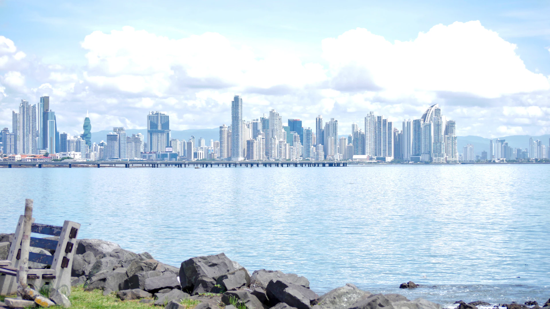 Lo skyline di Panama City oltre la baia, con rocce in primo piano