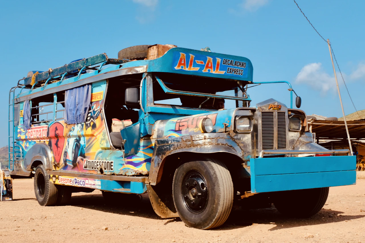 Una jeepney dai colori vivaci parcheggiata a Coron