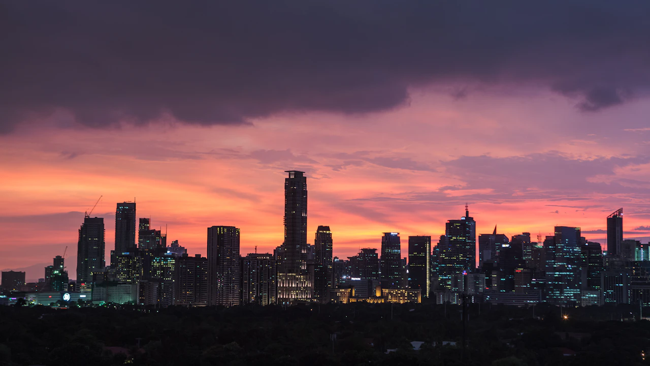 Lo skyline di Manila che brilla al tramonto
