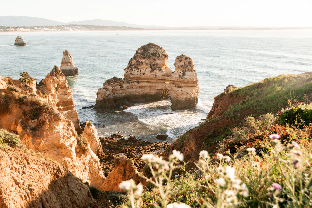 Goldene Klippen und Felsbögen an der Küste der Algarve